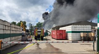 Schwarzer Rauch über Espelkamp: Erneut ein Brand im Recyclingbetrieb
