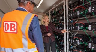 Bahn nutzt Stromspeicher aus alten E-Auto-Batterien