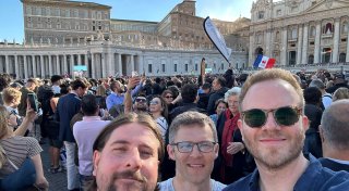 „Habemus papam“: Paderborner erleben Leo XIV. live auf dem Petersplatz