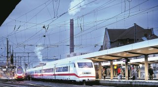 Gewalt am Bielefelder Hauptbahnhof: Jugendliche hält Zugbegleiter ein Messer an den Hals
