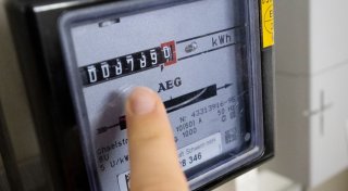 Hohe Strompreise in der Grundversorgung: Was Sie beim Anbieterwechsel beachten müssen