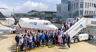 60 Unternehmer retten Fluglinie vom Paderborner Flughafen in die Welt