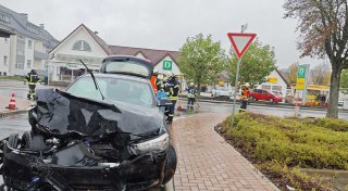 Hoher Schaden nach Kollision mitten in Beverungen