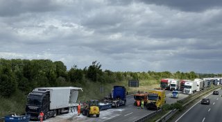 Schwerer Lkw-Unfall auf der A2 bei Bielefeld und Herford - stundenlange Sperrung