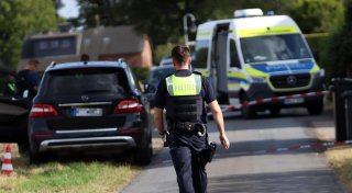 Tragisches Unglück in Hille: Kleinkind wird von Auto überrollt und stirbt an Unfallstelle