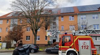 Wichtige Erkenntnisse zur Brandursache - Feuerwehr rettet Schwerverletzten aus Mehrfamilienhaus