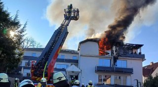 Brand zerstört Mehrfamilienhaus in Bad Meinberg: Polizei geht von fahrlässiger Brandstiftung aus
