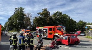 Motorrad prallte gegen Pkw: Zwei Schwerverletzte bei Verkehrsunfall in Bielefeld