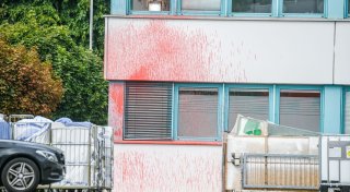 Fünf Tatverdächtige nach Angriff auf Rüstungsfirma in Haft