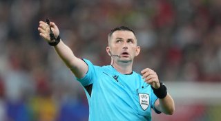 Brutales Foul an Mateta: Referee pfeift Bayern gegen Bayer