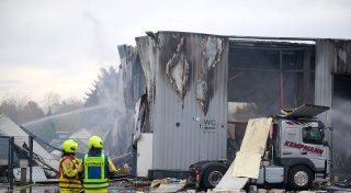 Explosion in Lkw-Werkstatt - zwei lebensgefährlich Verletzte