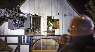 Vater (54) und drei Söhne retten sich aus brennendem Fachwerkhaus an der Loheide