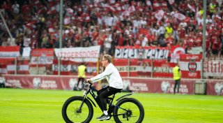 Radler auf Rasen: Rangnick fährt durchs Stadion