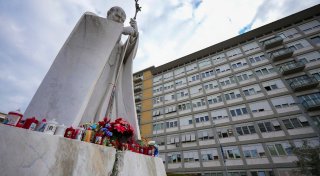 Papst muss länger im Krankenhaus bleiben