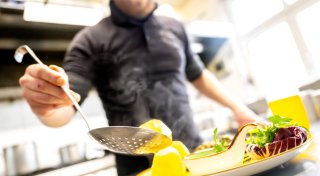 Mehrwertsteuer in Güterslohs Gastronomie soll sinken: Wird Essengehen jetzt günstiger?