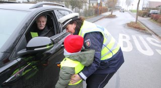 Zu schnell: Erstklässler verteilen mit Polizei vor Hiddenhauser Grundschule rote Karten