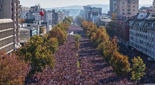 Zehntausende gedenken in Novi Sad der Tragödie mit 16 Toten