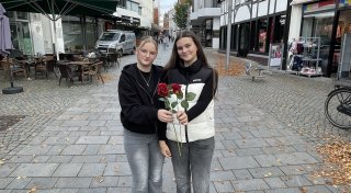 Jugendliche bringen Passanten in Bünde mit besonderer Aktion zum Strahlen