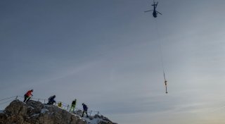 Zugspitz-Kreuz im Tal - Hunderte Sticker müssen runter