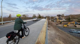 Sperrung vorbei: Auf der neuen Brücke über die B1 in Paderborn rollt der Verkehr