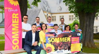 Open-Air-Sommer 2025: Im Bürener Rathausinnenhof geht es freitags rund