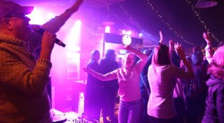 Draußen und drinnen: Viele Partys auf Herfords Weihnachtsmarkt