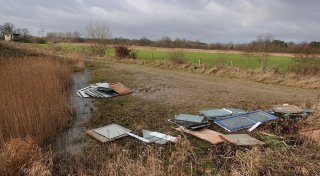Unbekannte entsorgen auffälligen Bauschutt im Bielefelder Naturschutzgebiet