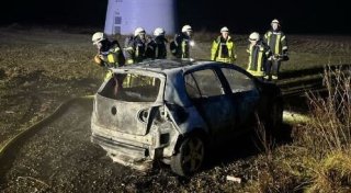 Jugendliche zünden bei Willebadessen Feuerwerk und setzen ihr Auto in Brand