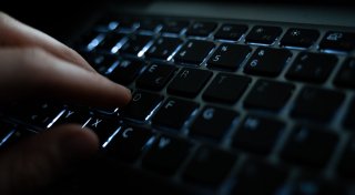 Drogenhandel im Netz - Ermittler nehmen Verdächtige fest