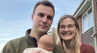 Briten-Baby kommt ungeplant in Herford zur Welt: Ausreise wochenlang nicht möglich
