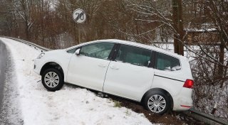 Einjähriges Kind bei Glätteunfall im Kreis Höxter schwer verletzt
