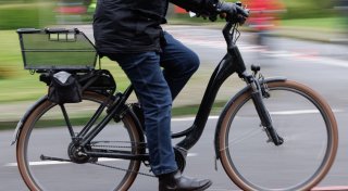 Viele Unfälle mit Pedelecs: Verband will Helmpflicht