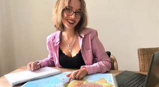 Greta aus Bielefeld hat mit 17 Jahren ihr Turbo-Abi - aber kann nicht durchstarten