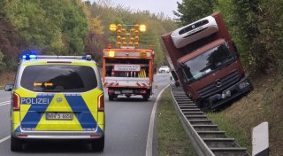 Filmreife Einparkaktion: Lkw landet hinter der Leitplanke - B64 bei Höxter gesperrt