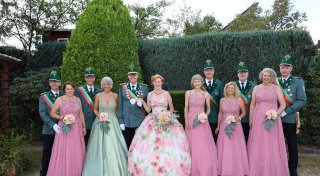 Königin überzeugt im Tüllkleid mit großen Blumenaquarellen beim Schützenfest in Sande