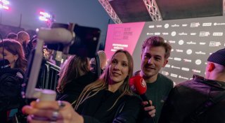 Liveticker zur „1Live Krone 2025“: Viele Stars auf dem pinken Teppich in Bielefeld
