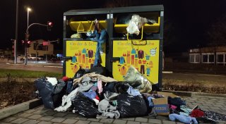 Volle Altkleidercontainer im Kreis Höxter: Ist die neue Richtlinie schuld?