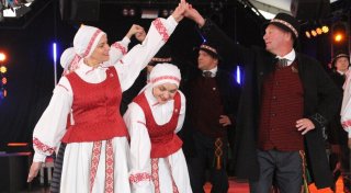 Krimes, Party im Festzelt und Tradition beim Oktobermarkt in Büren