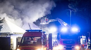 Schwierige Löscharbeiten: Garagenkomplex im Bielefelder Süden brannte in der Nacht