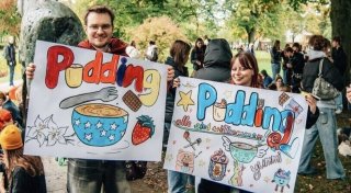 Hunderte Bielefelder treffen sich, um Pudding mit der Gabel zu essen - was steckt dahinter?