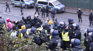 Blockaden, Demos, Verletzte: Zehntausende protestieren in Gießen gegen neue AfD-Jugend