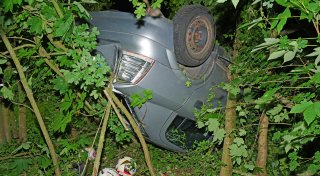 Auto schleudert in Salzkotten in Waldstück und bleibt auf dem Dach liegen