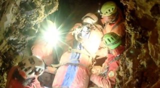 Verletzte Höhlenforscherin in Italien gerettet