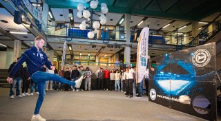 Arminia-Profi Lukas Kunze verrät Bielefelder Schülern, wo er abends feiern geht