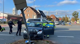 Missglücktes Abbiegemanöver in Gütersloh: 83-jähriger Autofahrer prallt gegen Blitzer