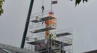 Spektakuläre Aktion im Kreis Gütersloh: Neues riesiges Wahrzeichen wird auf Dach gehoben