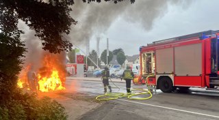 Schock am Morgen im Kreis Gütersloh: Zwei Autos stehen in Flammen - Polizei ermittelt