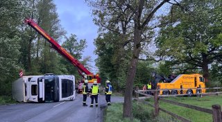Lkw kippt nahe A33 im Kreis Gütersloh um - Straße stundenlang gesperrt