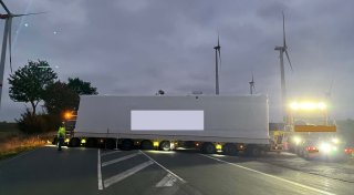 Schwertransport blockiert stundenlang Fahrbahn der B68 im Kreis Paderborn