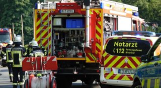 Feuerwehreinsatz in Bielefeld: Zwei Menschen aus Mehrfamilienhaus gerettet